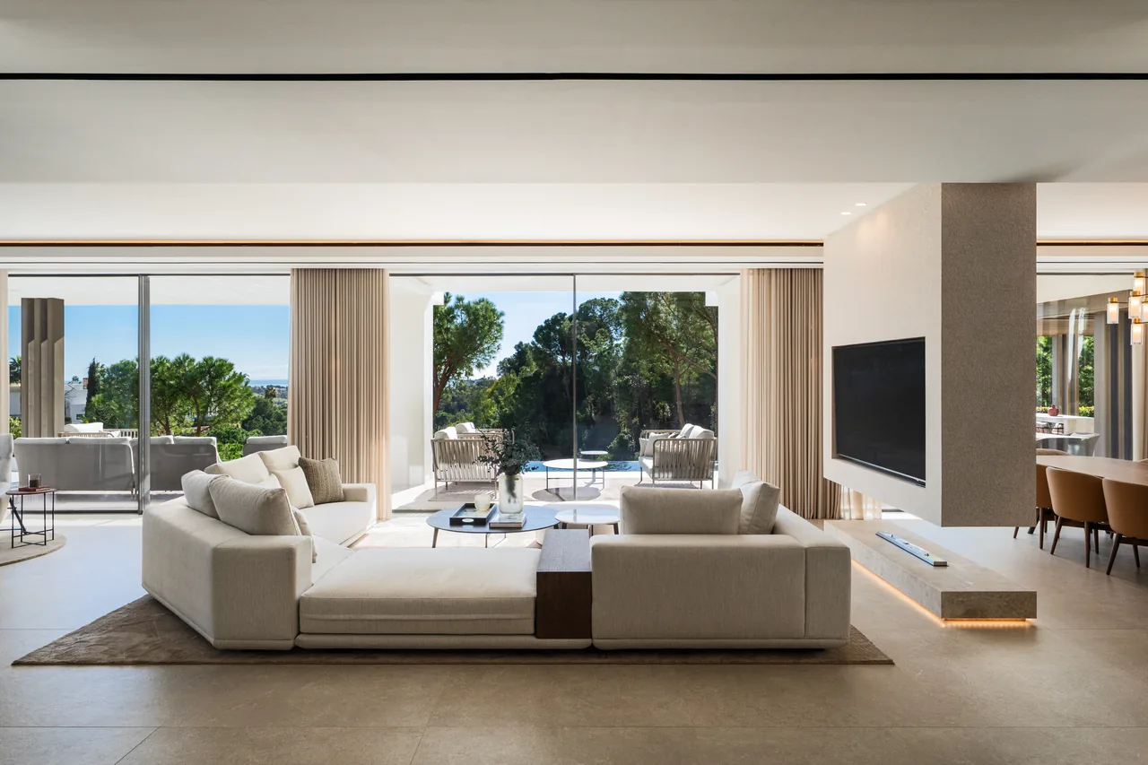 6-bedroom villa in La Quinta with private pool and private garden — image 5