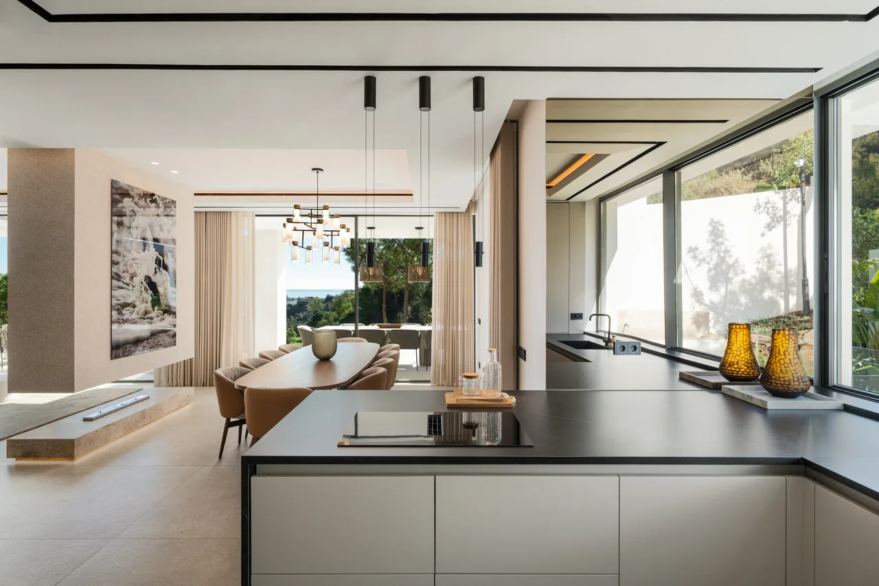 6-bedroom villa in La Quinta with private pool and private garden — image 7
