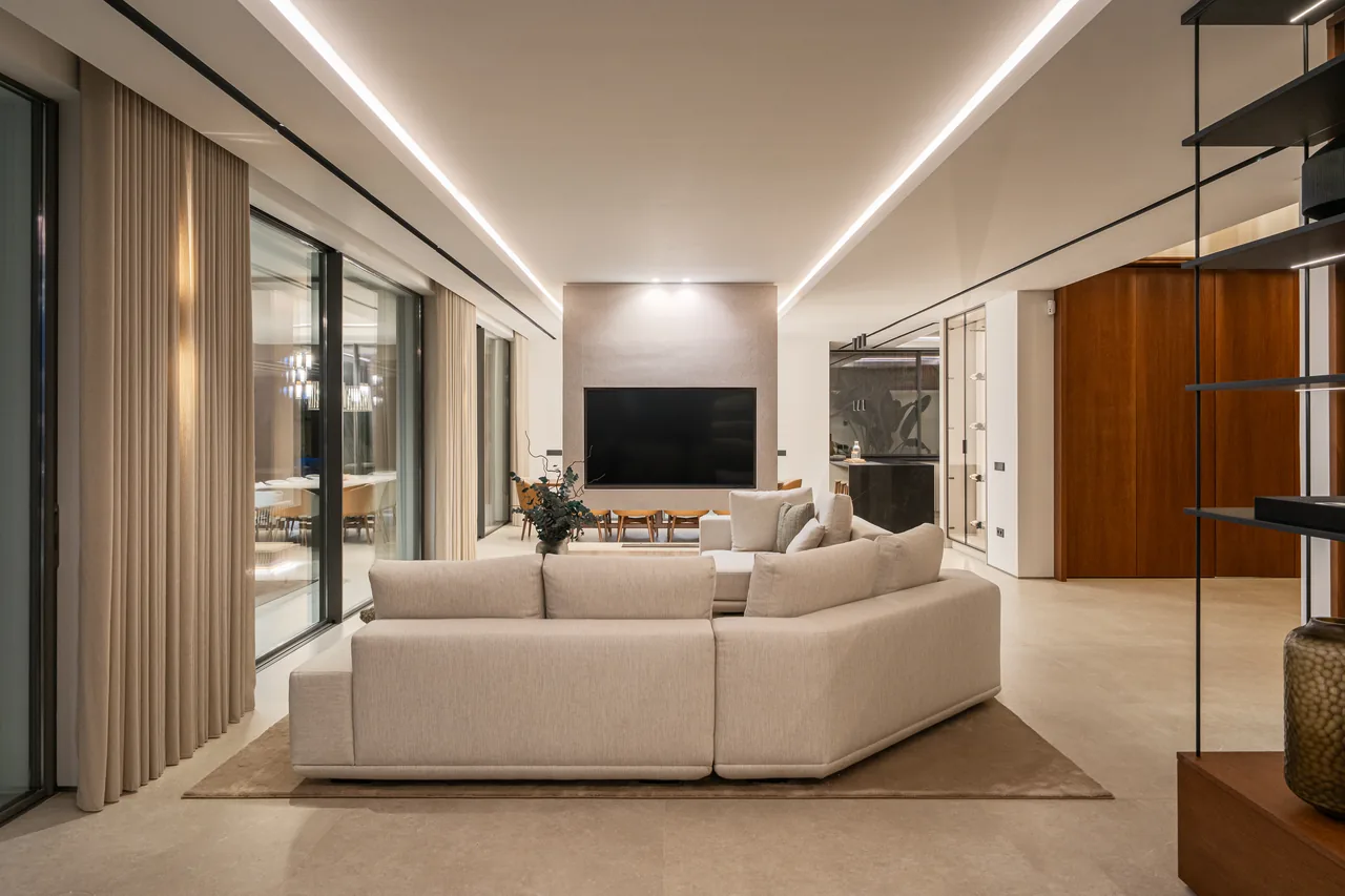 6-bedroom villa in La Quinta with private pool and private garden — image 8