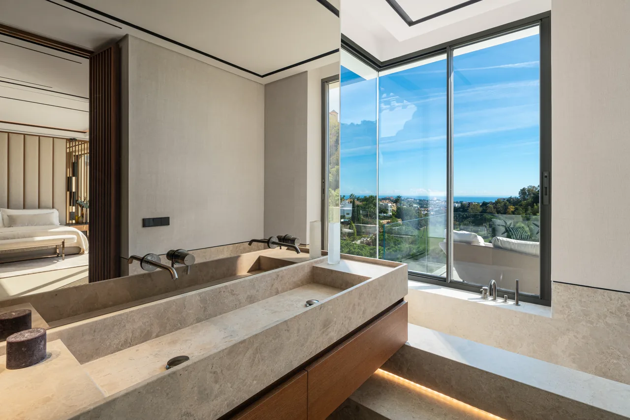 6-bedroom villa in La Quinta with private pool and private garden — image 14