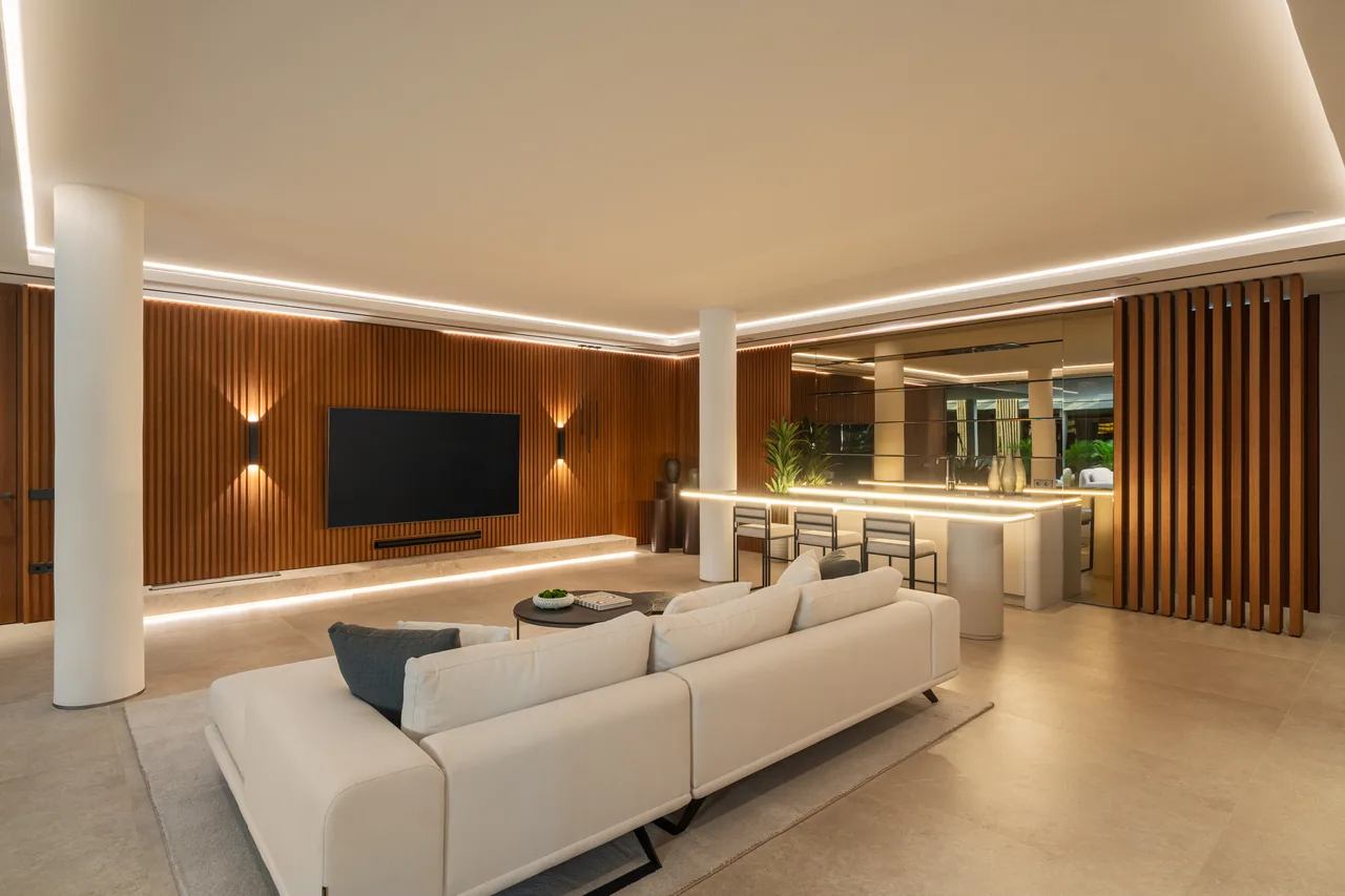 6-bedroom villa in La Quinta with private pool and private garden — image 16