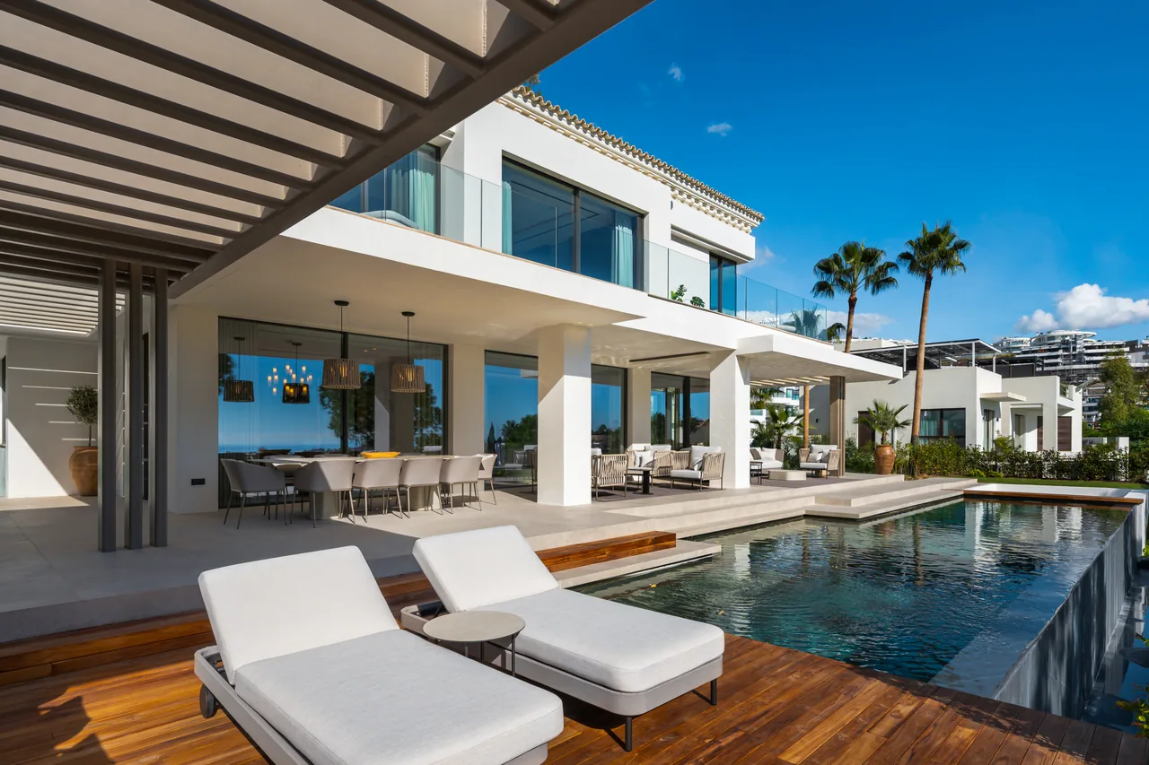 6-bedroom villa in La Quinta with private pool and private garden — image 28