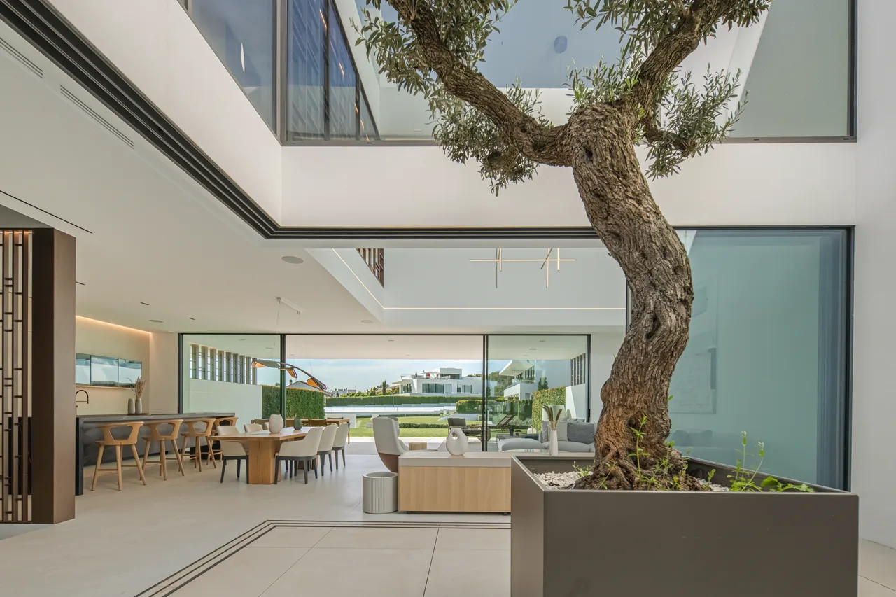 3-bedroom property in Marbella Golden Mile with private pool and private garden — image 12