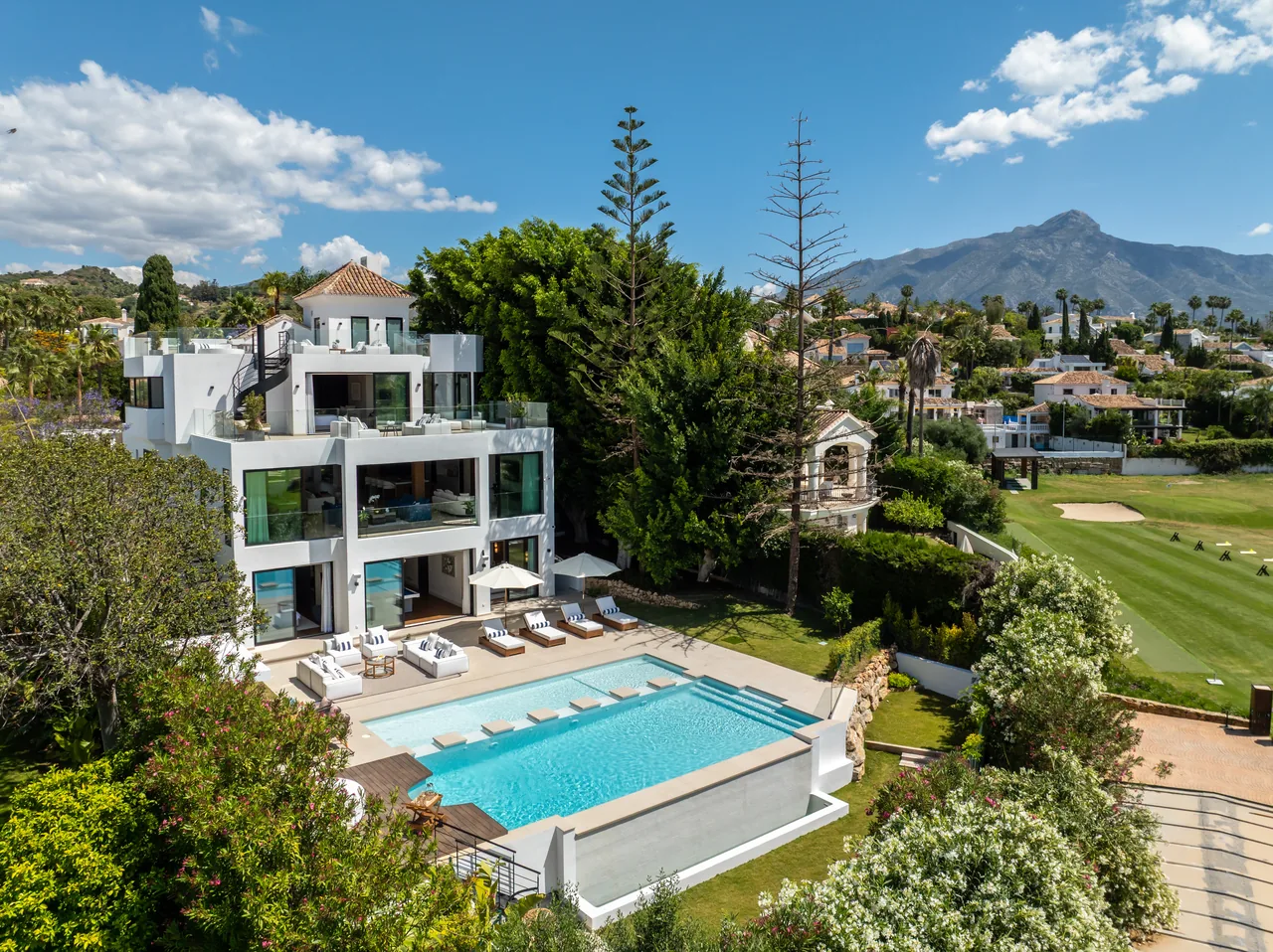 6-bedroom villa in Los Naranjos with private pool and private garden — image 2