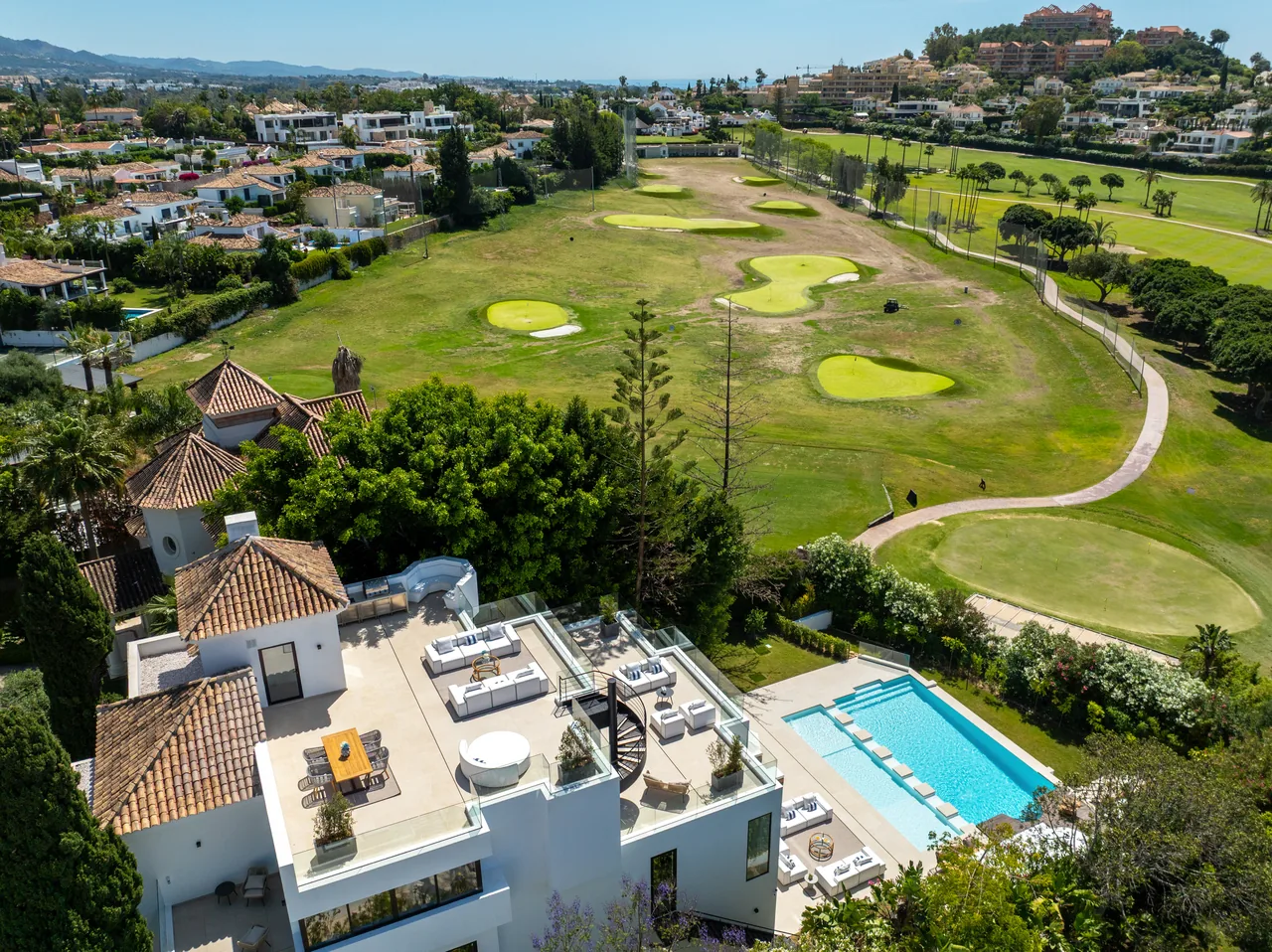 6-bedroom villa in Los Naranjos with private pool and private garden — image 3