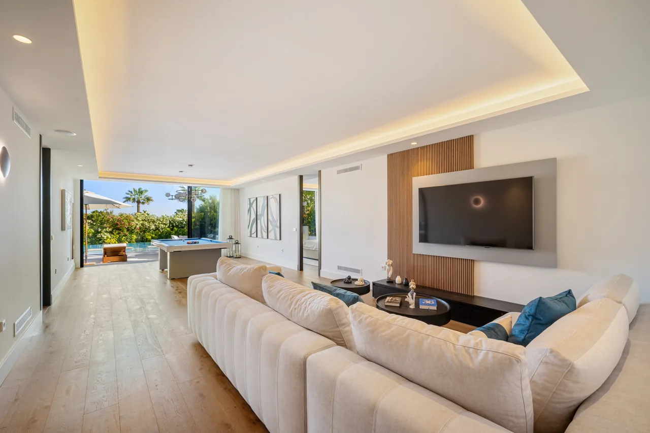 6-bedroom villa in Los Naranjos with private pool and private garden — image 8