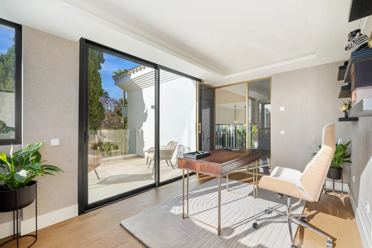 6-bedroom villa in Los Naranjos with private pool and private garden — image 12