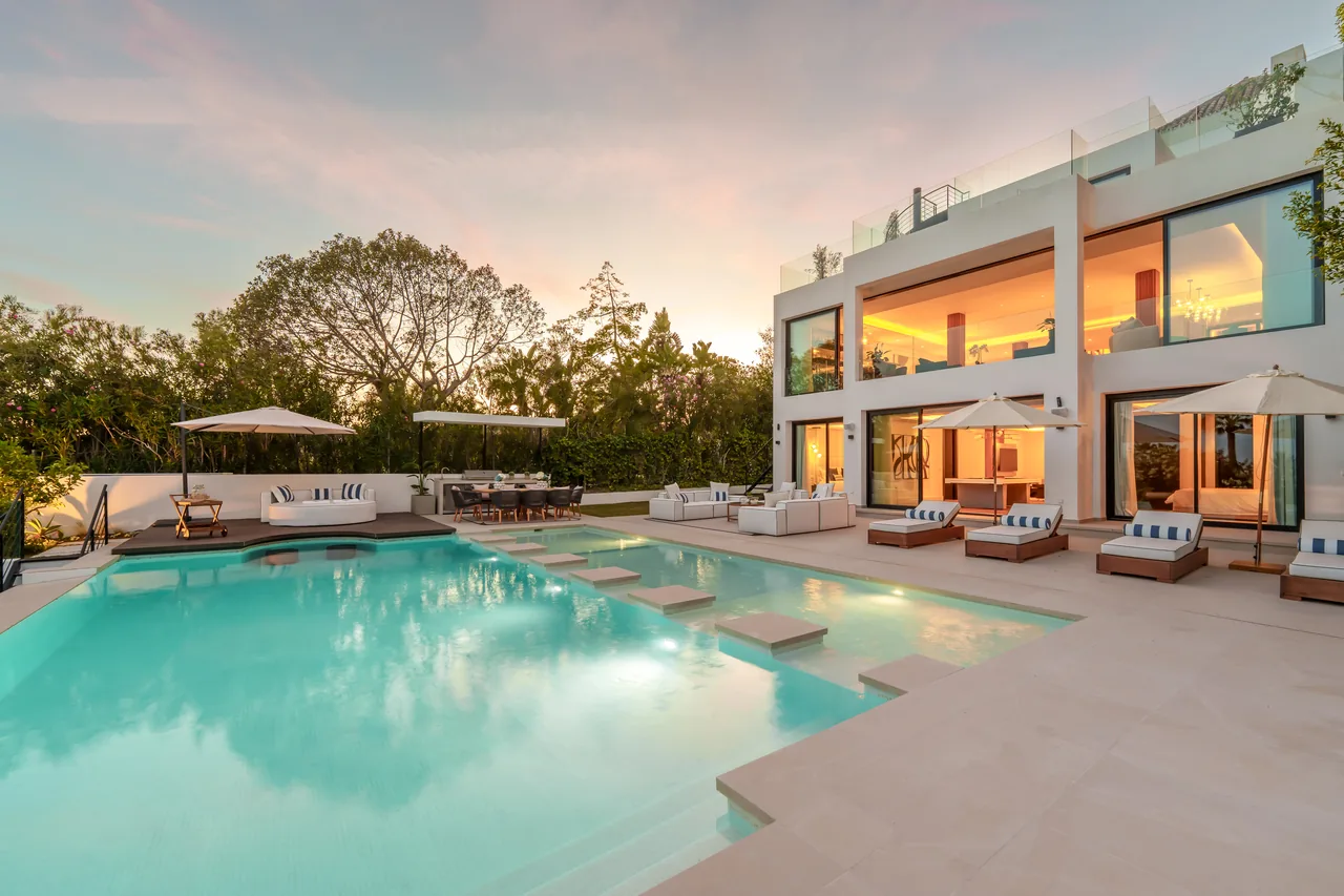 6-bedroom villa in Los Naranjos with private pool and private garden — image 23