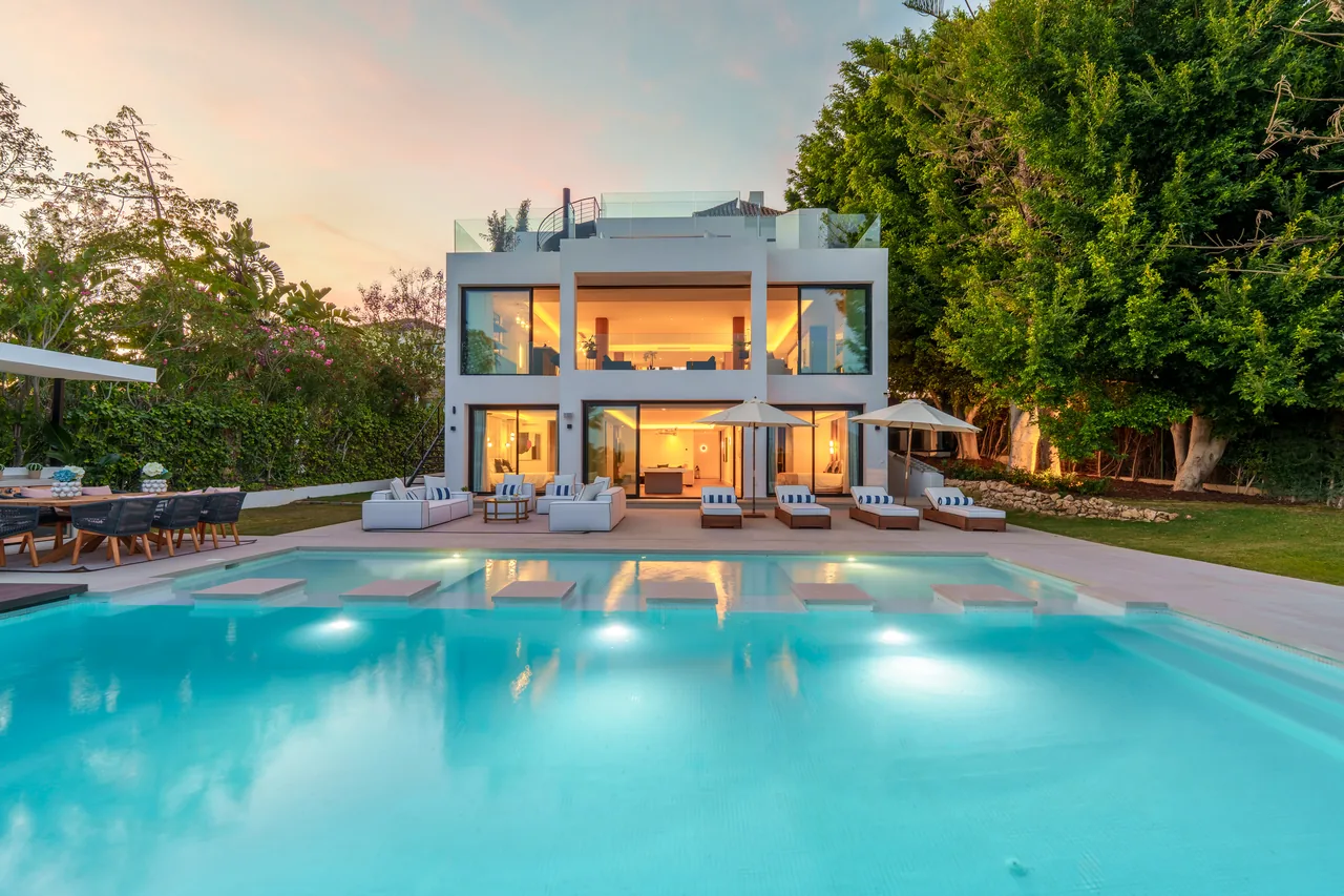 6-bedroom villa in Los Naranjos with private pool and private garden — image 33