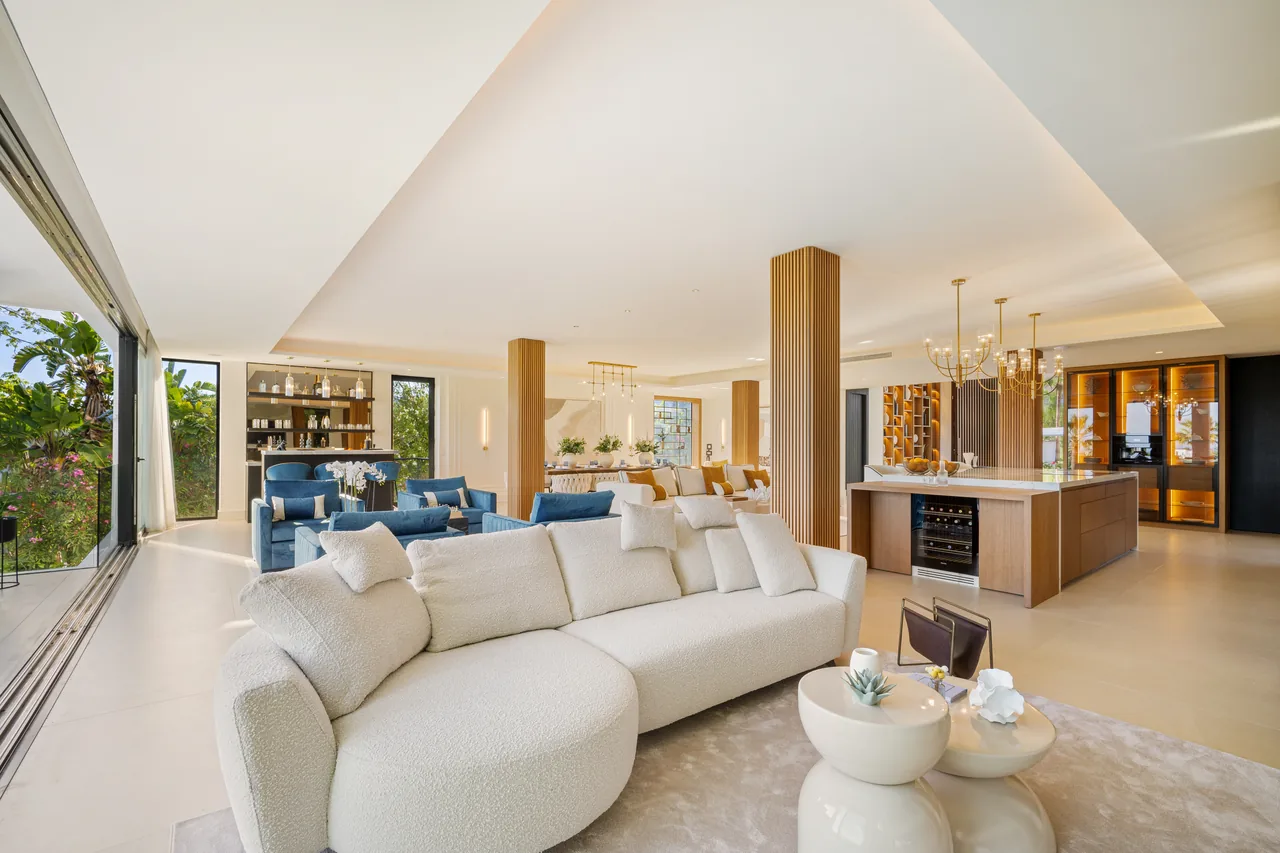 6-bedroom villa in Los Naranjos with private pool and private garden — image 38