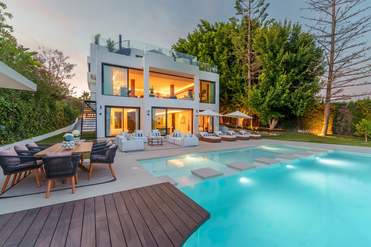 6-bedroom villa in Los Naranjos with private pool and private garden — image 43