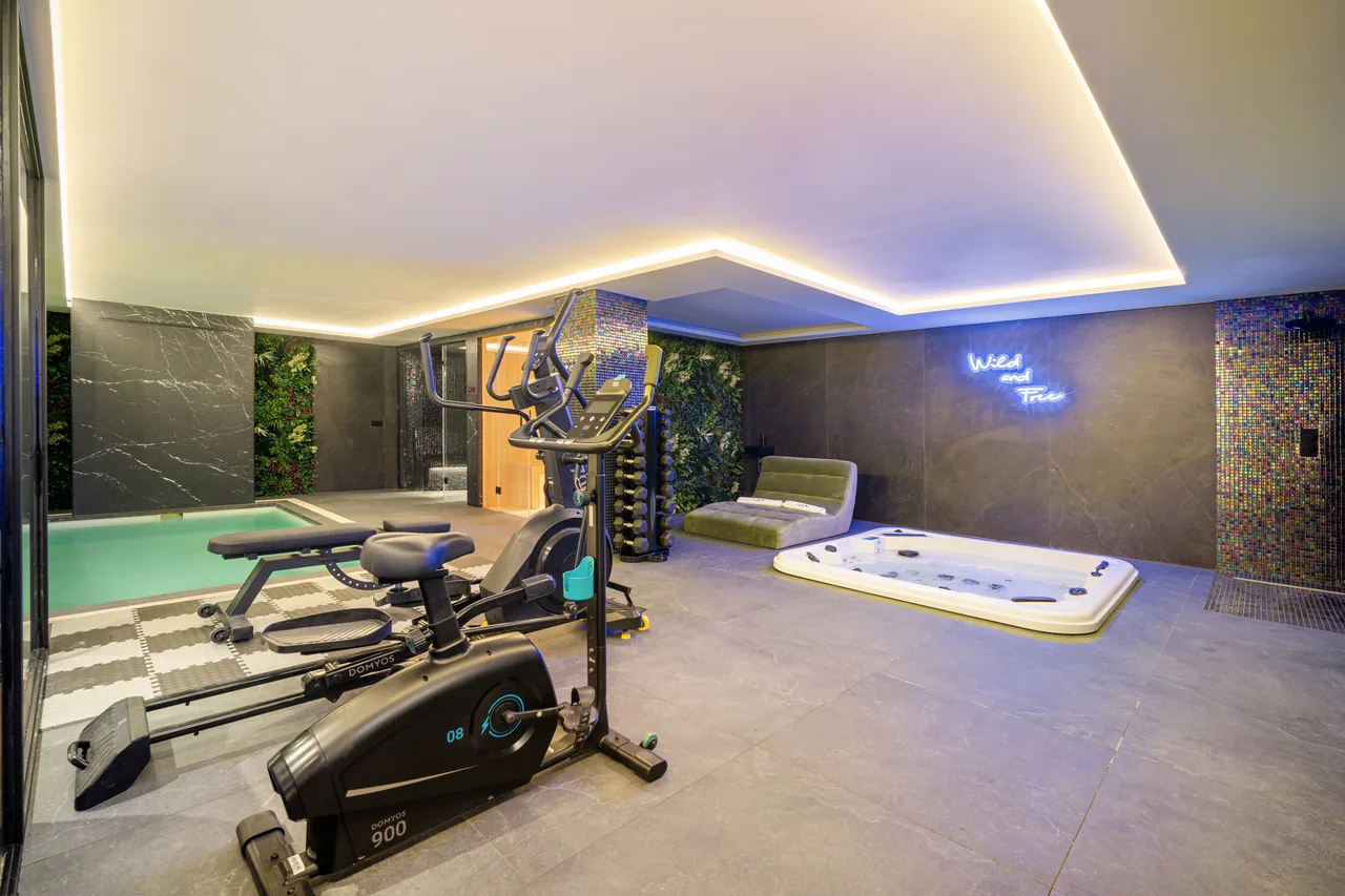 6-bedroom villa in Los Naranjos with private pool and private garden — image 46