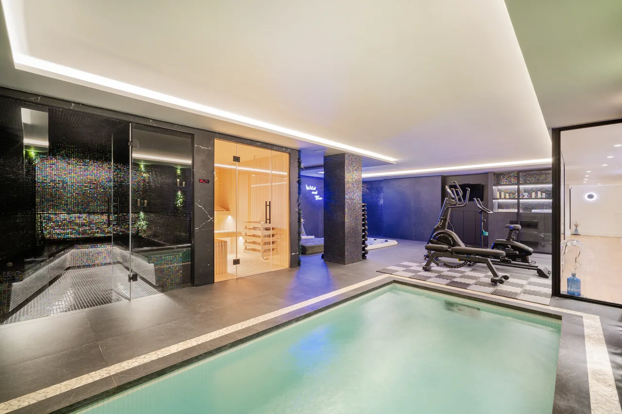 6-bedroom villa in Los Naranjos with private pool and private garden — image 47