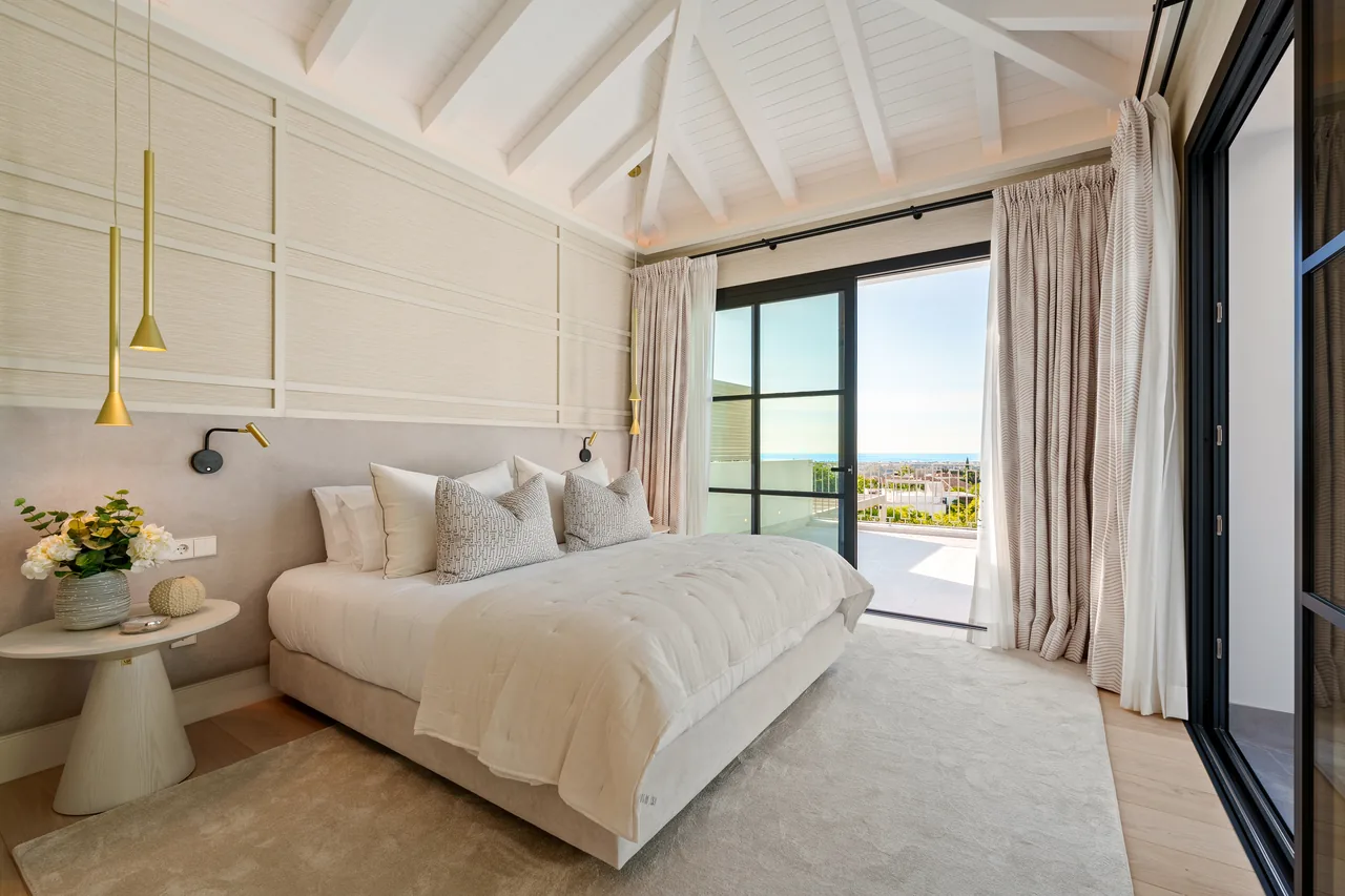 5-bedroom villa in La Quinta with private pool and private garden — image 3