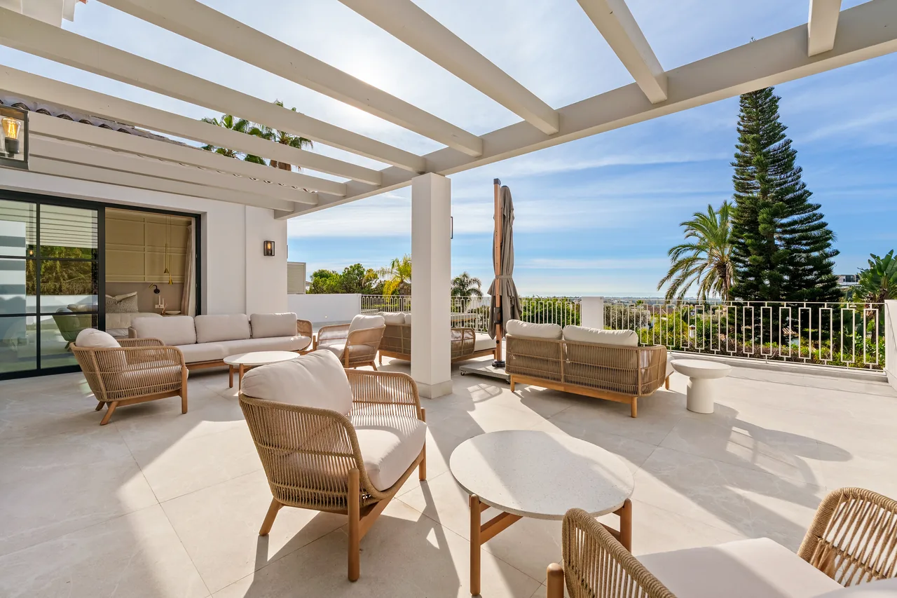 5-bedroom villa in La Quinta with private pool and private garden — image 12