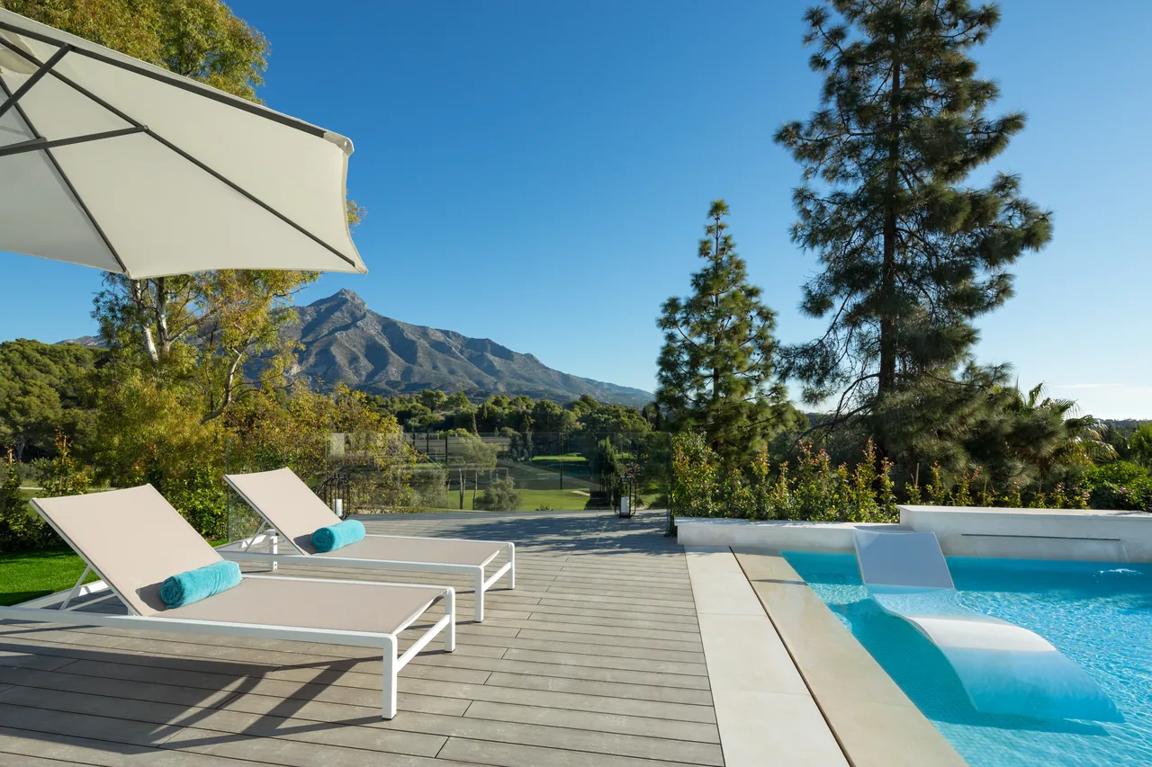 5-bedroom villa in Aloha with private pool and private garden — image 2