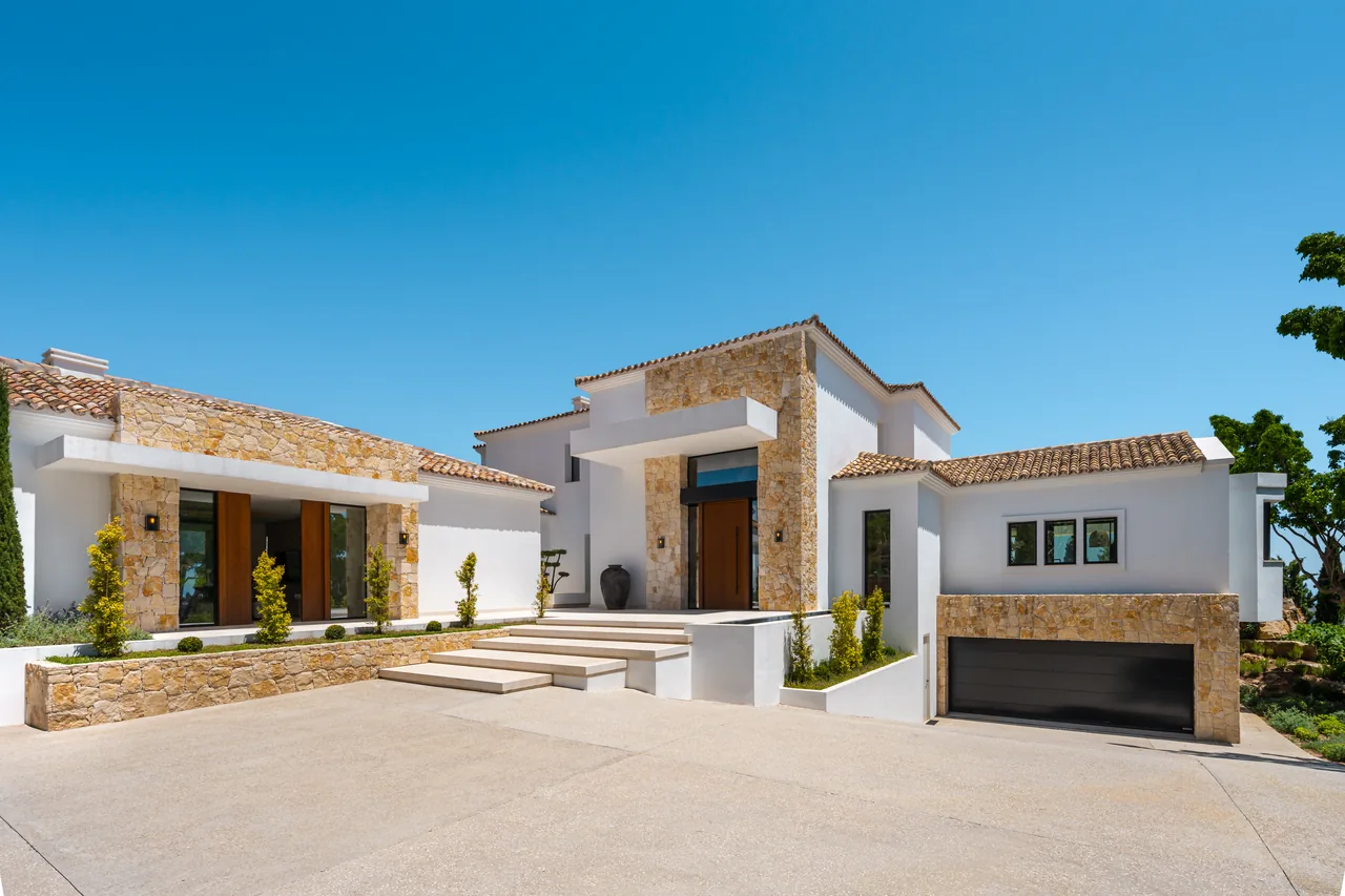 8-bedroom villa in El Herrojo with private pool and private garden — image 2
