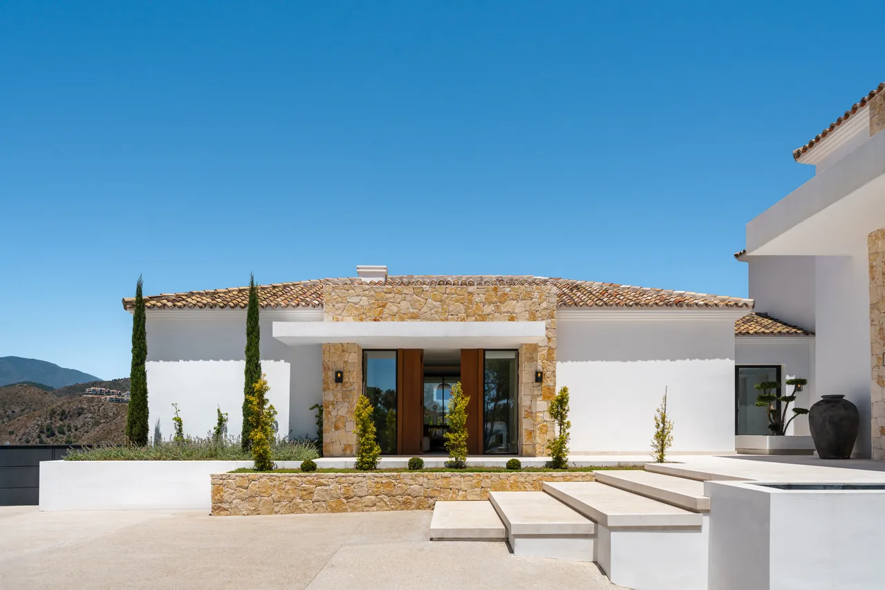 8-bedroom villa in El Herrojo with private pool and private garden — image 3