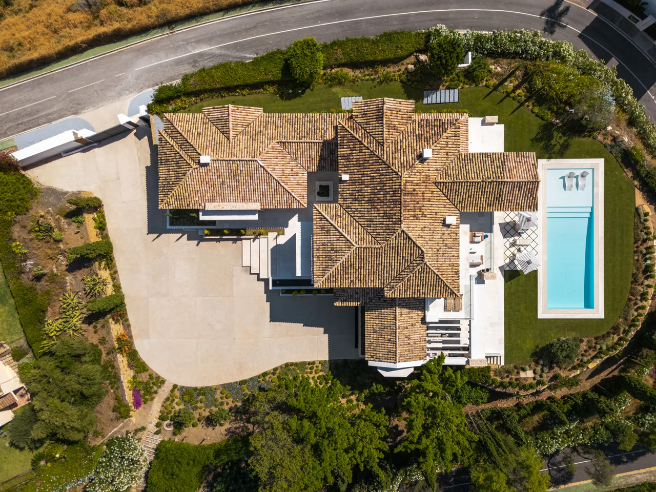 8-bedroom villa in El Herrojo with private pool and private garden — image 4