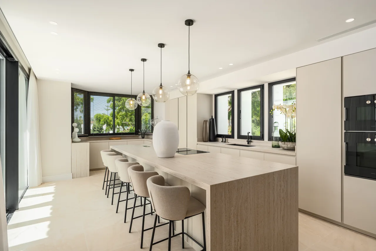 8-bedroom villa in El Herrojo with private pool and private garden — image 10