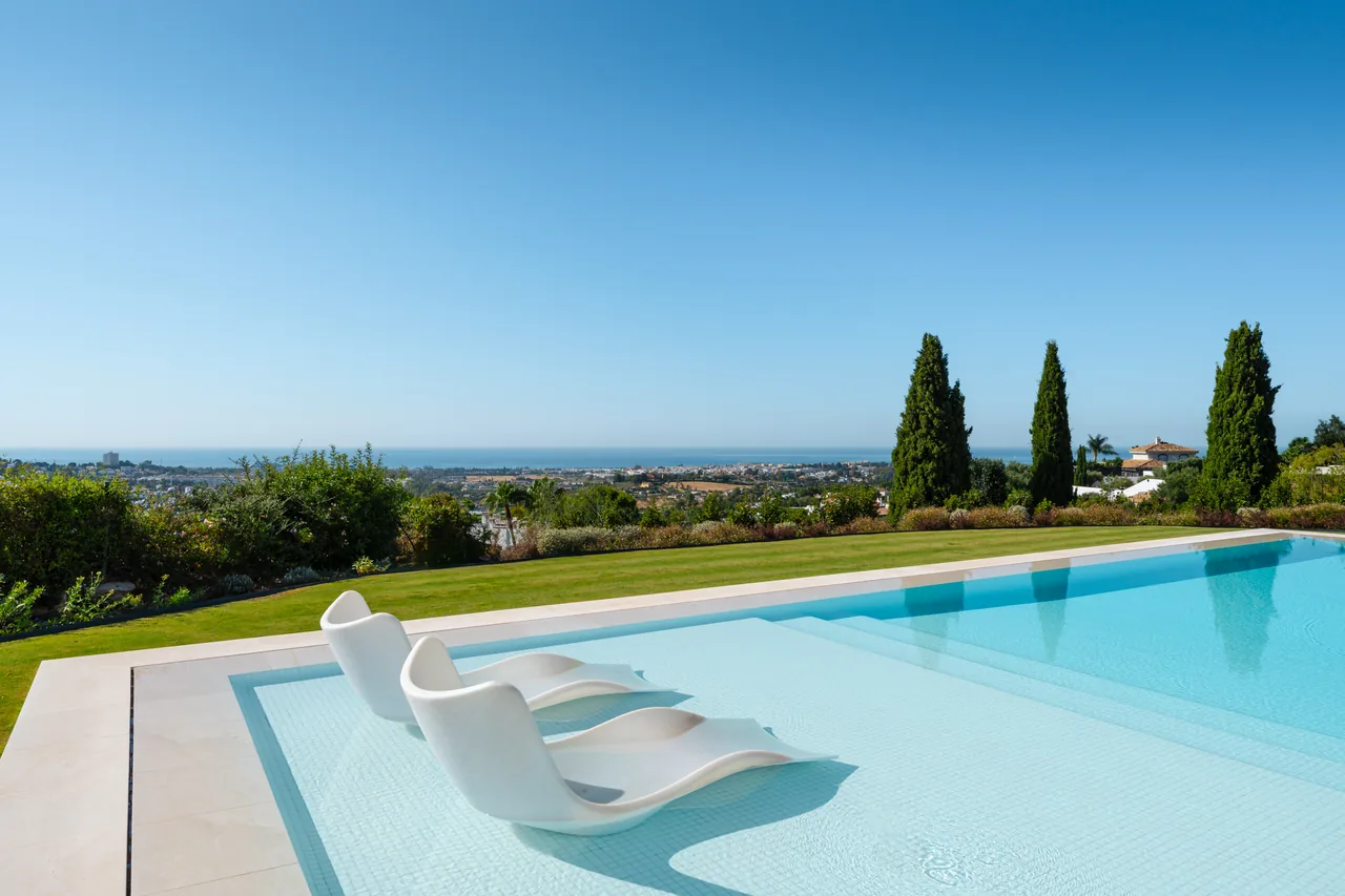 8-bedroom villa in El Herrojo with private pool and private garden — image 11