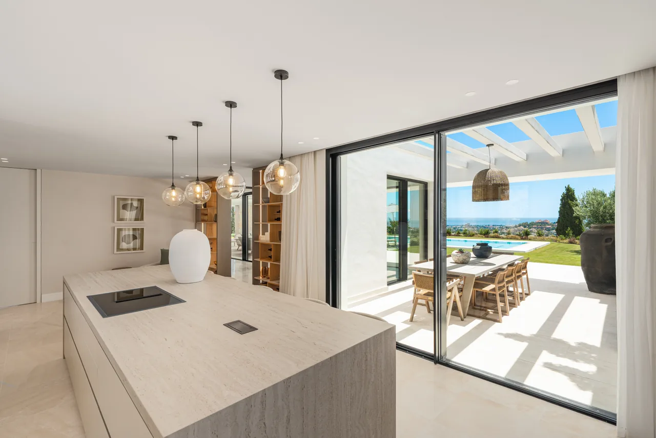 8-bedroom villa in El Herrojo with private pool and private garden — image 12