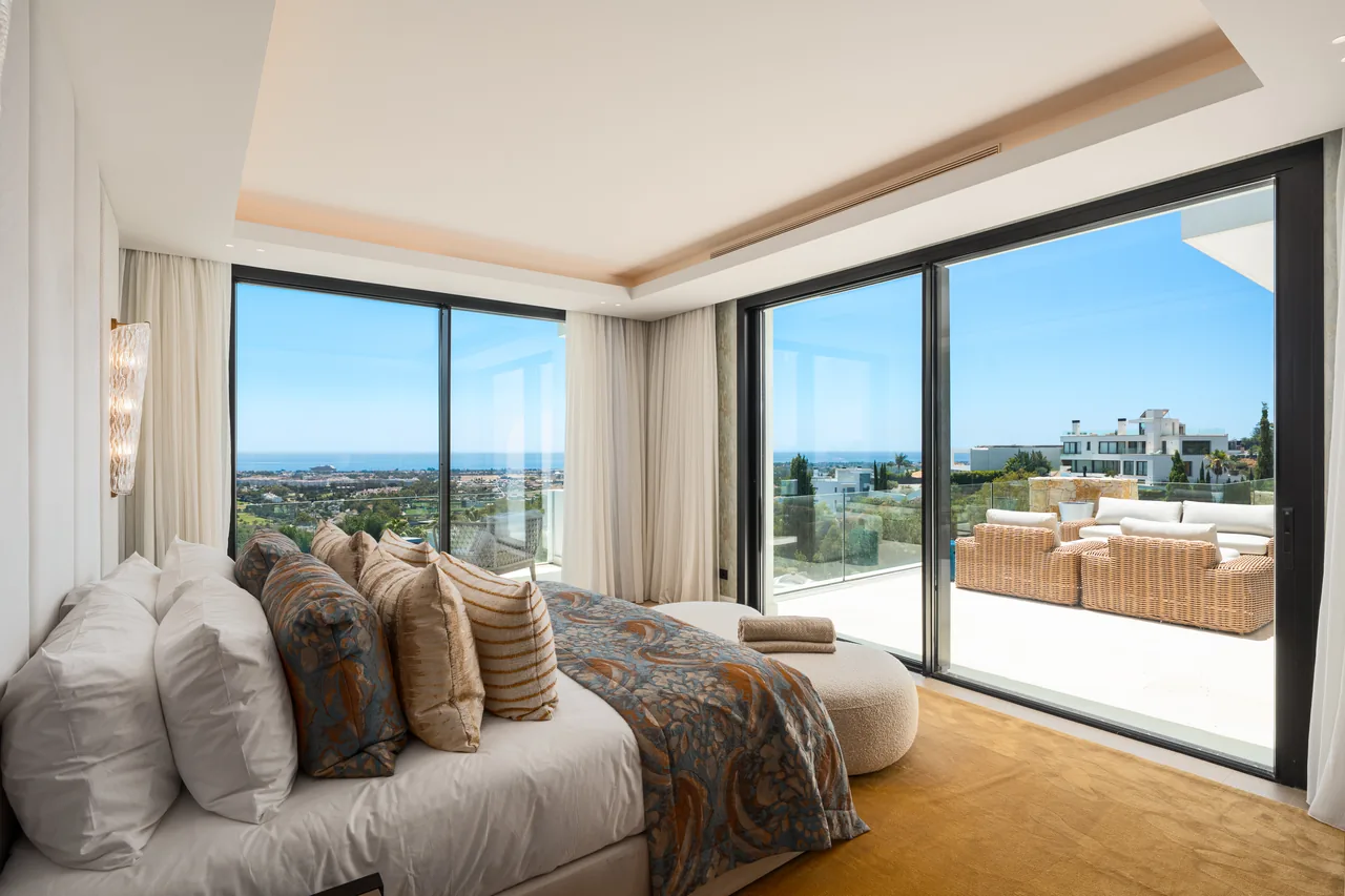 8-bedroom villa in El Herrojo with private pool and private garden — image 14