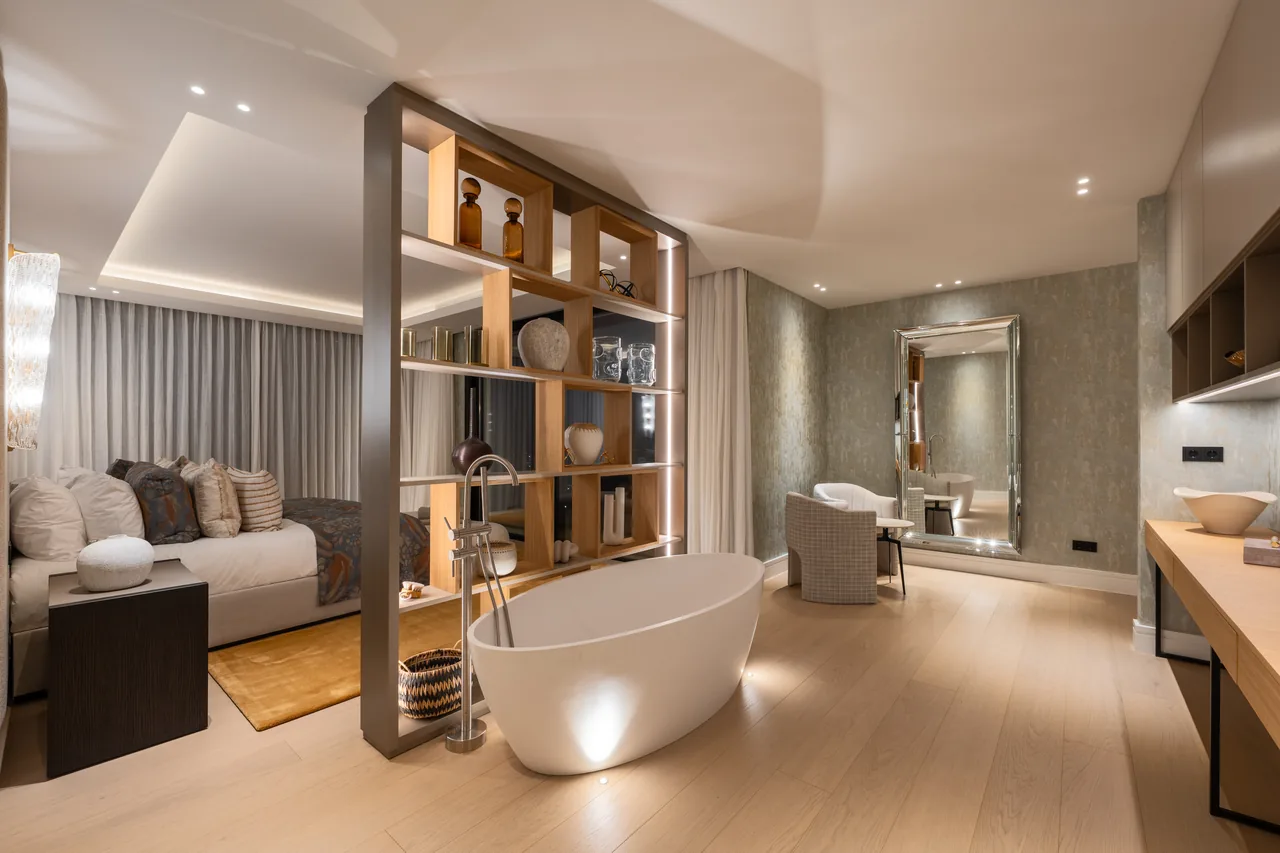 8-bedroom villa in El Herrojo with private pool and private garden — image 15