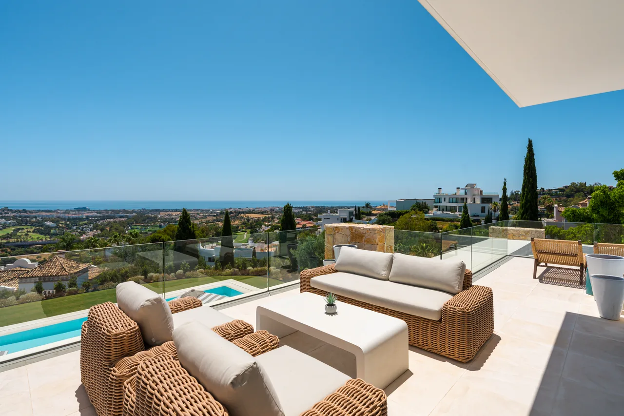8-bedroom villa in El Herrojo with private pool and private garden — image 17
