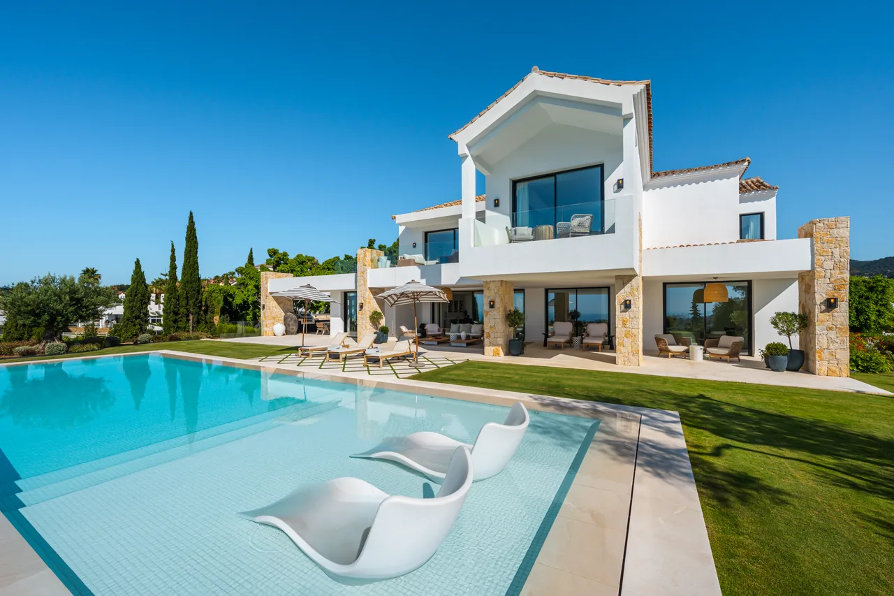8-bedroom villa in El Herrojo with private pool and private garden — image 22