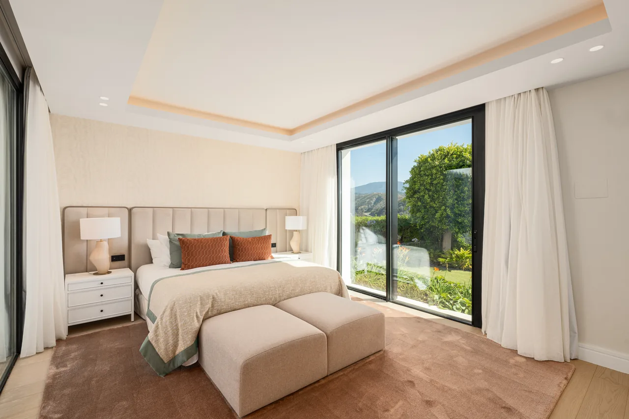 8-bedroom villa in El Herrojo with private pool and private garden — image 23