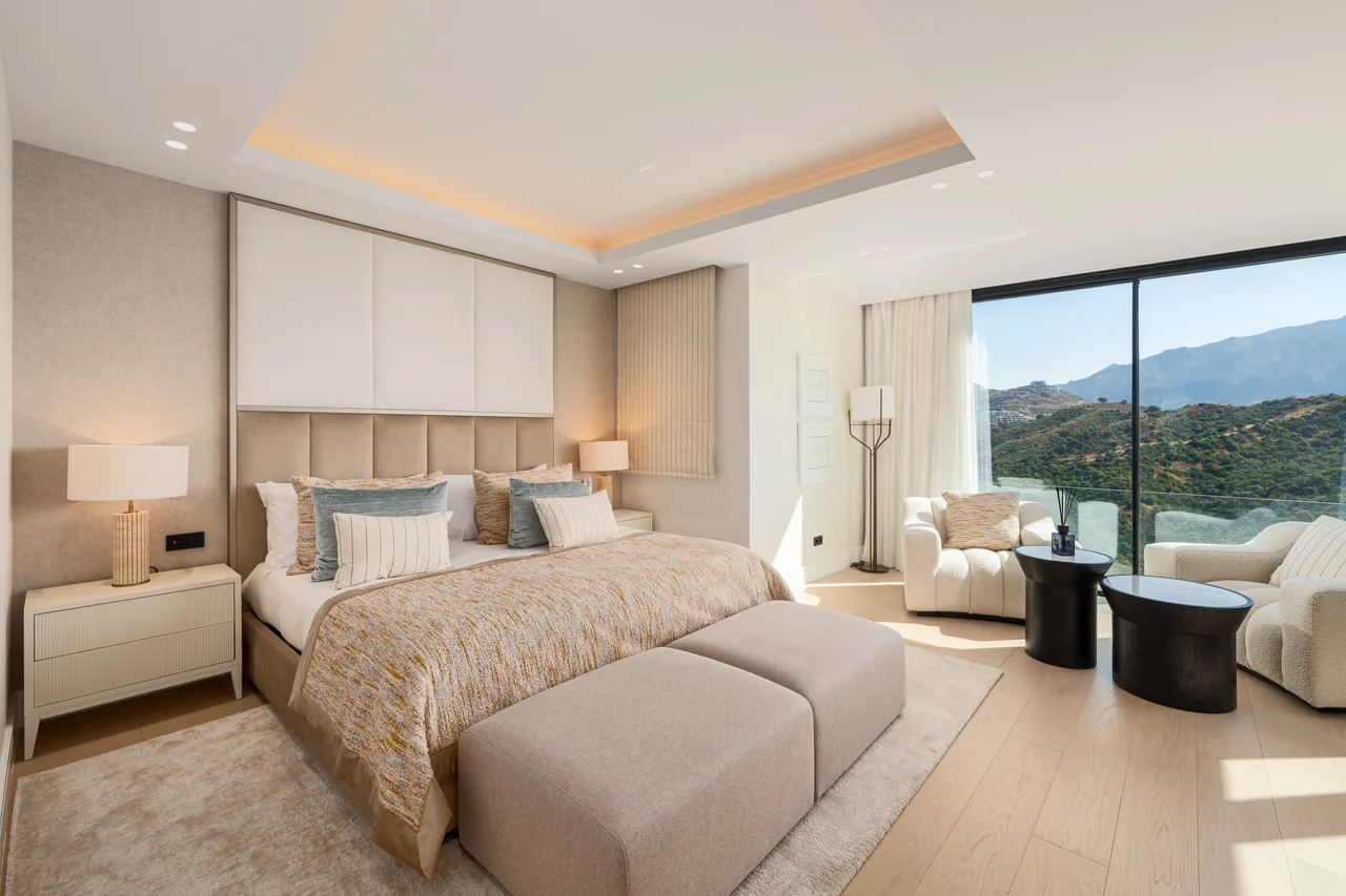 8-bedroom villa in El Herrojo with private pool and private garden — image 24