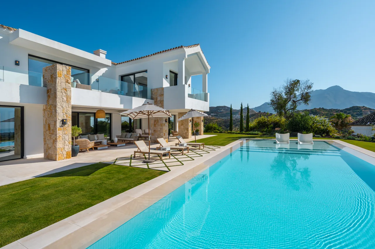 8-bedroom villa in El Herrojo with private pool and private garden — image 32