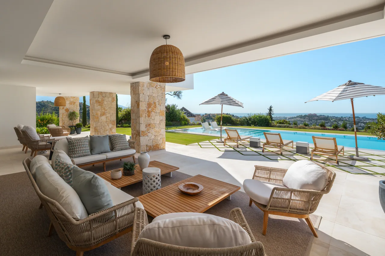 8-bedroom villa in El Herrojo with private pool and private garden — image 35