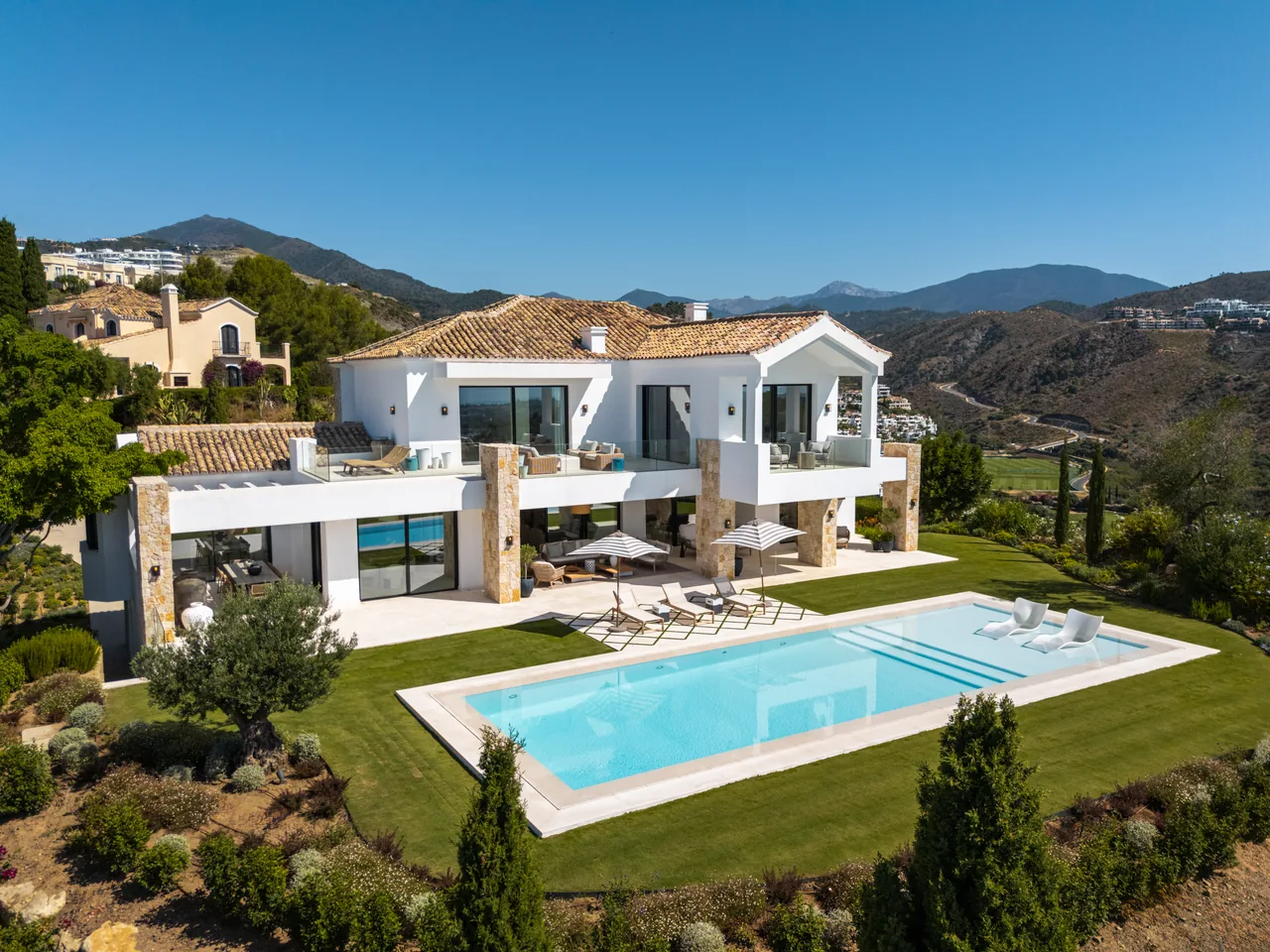 8-bedroom villa in El Herrojo with private pool and private garden — image 38