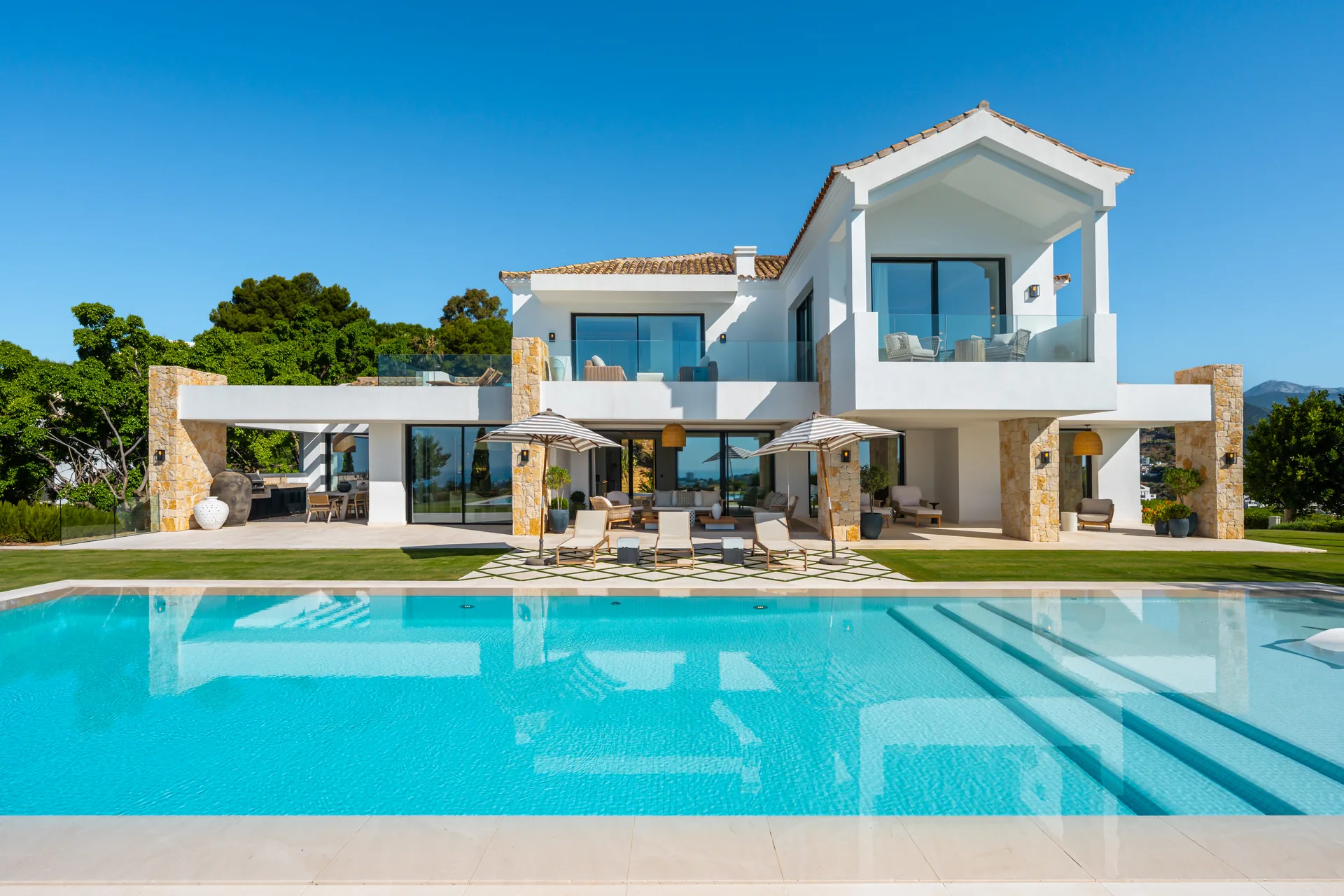 8-bedroom villa in El Herrojo with private pool and private garden — image 39