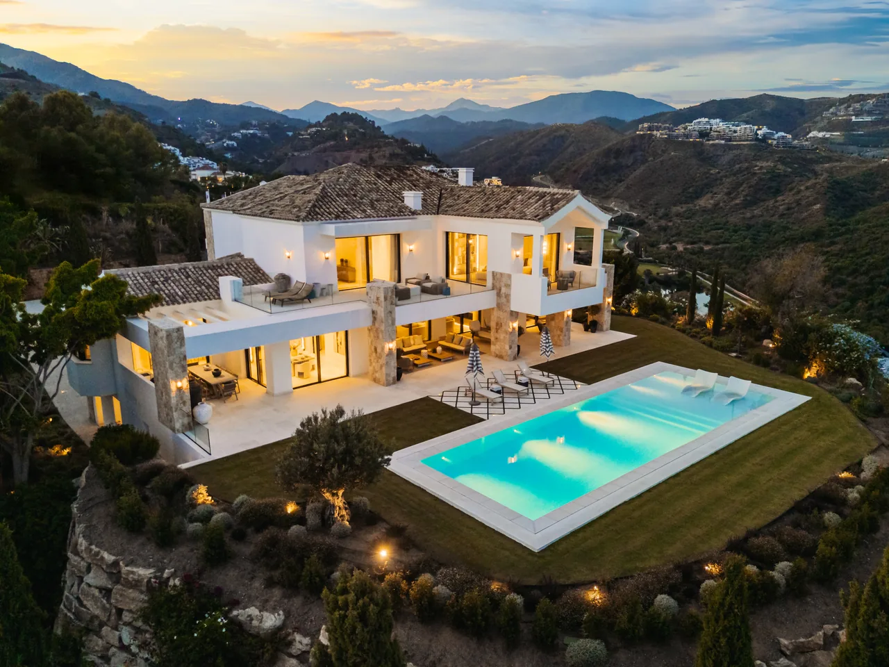 8-bedroom villa in El Herrojo with private pool and private garden
