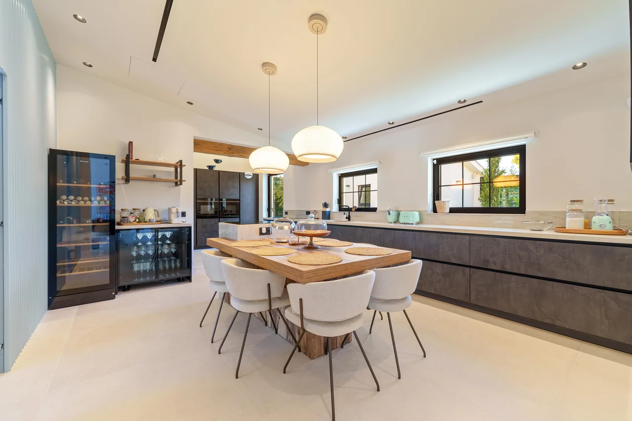 5-bedroom villa near Puerto Banús with private pool and private garden — image 4