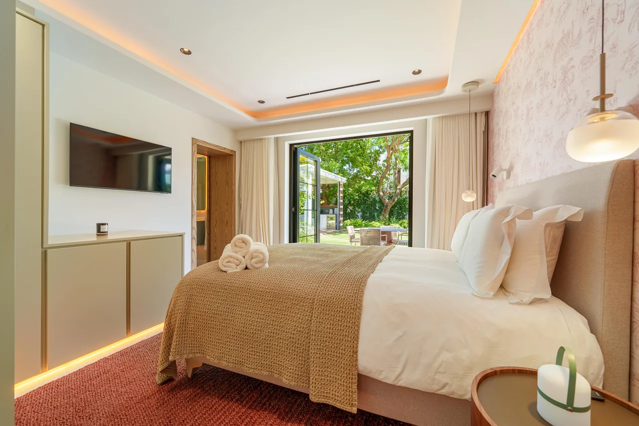 5-bedroom villa near Puerto Banús with private pool and private garden — image 8