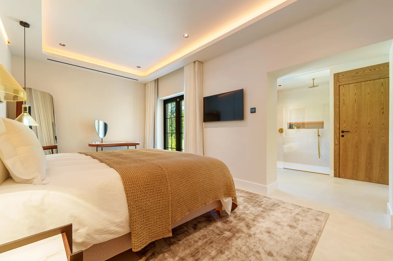 5-bedroom villa near Puerto Banús with private pool and private garden — image 16
