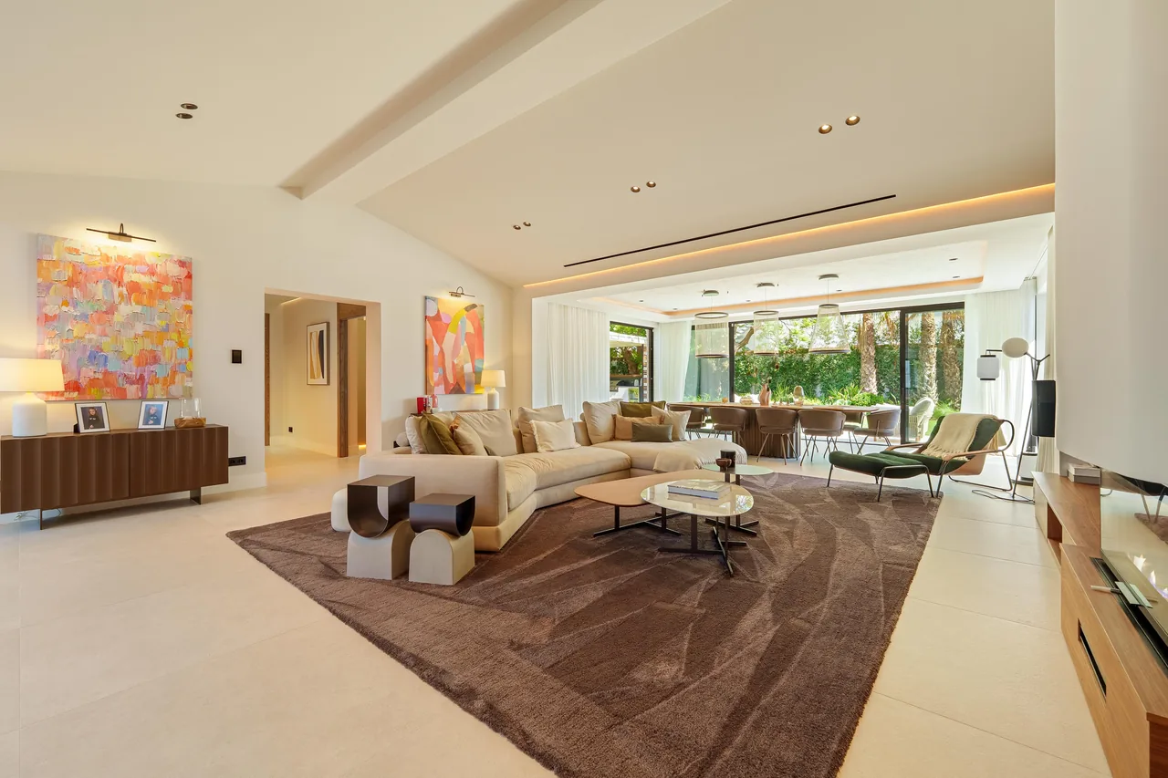 5-bedroom villa near Puerto Banús with private pool and private garden — image 25