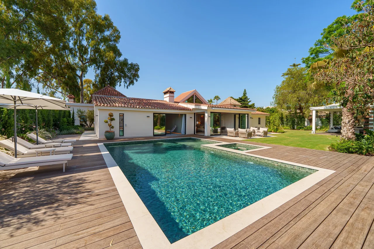 5-bedroom villa near Puerto Banús with private pool and private garden — image 35