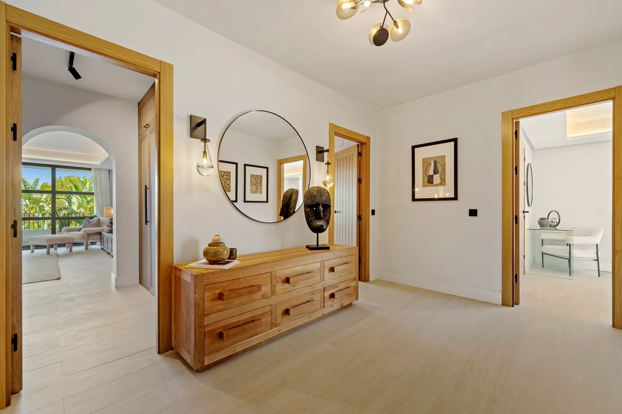6-bedroom villa in Nueva Andalucia with private pool and private garden — image 3