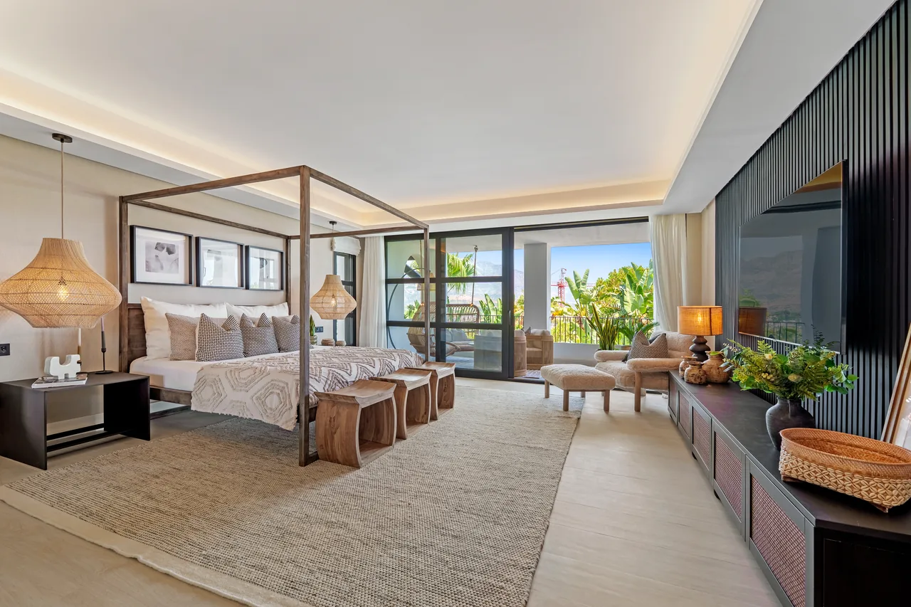 6-bedroom villa in Nueva Andalucia with private pool and private garden — image 4