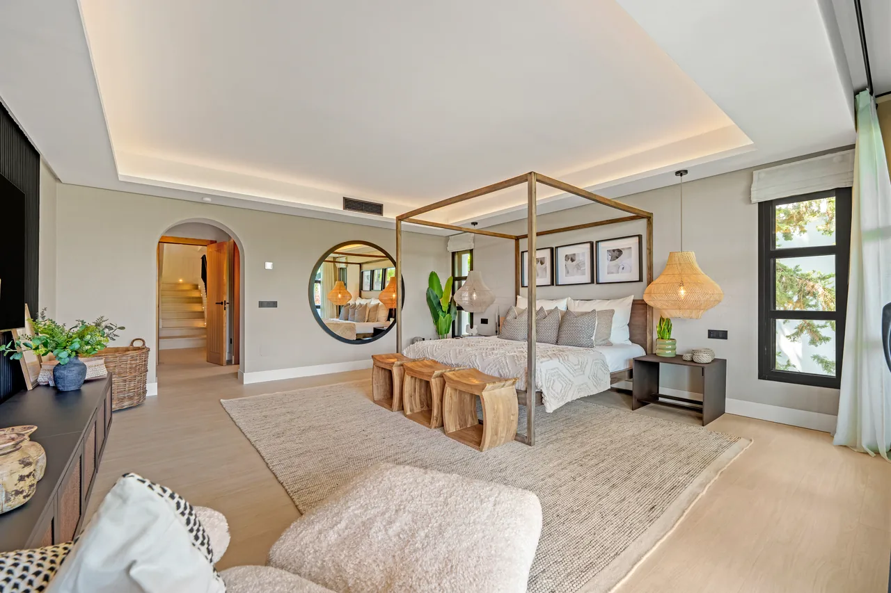 6-bedroom villa in Nueva Andalucia with private pool and private garden — image 5
