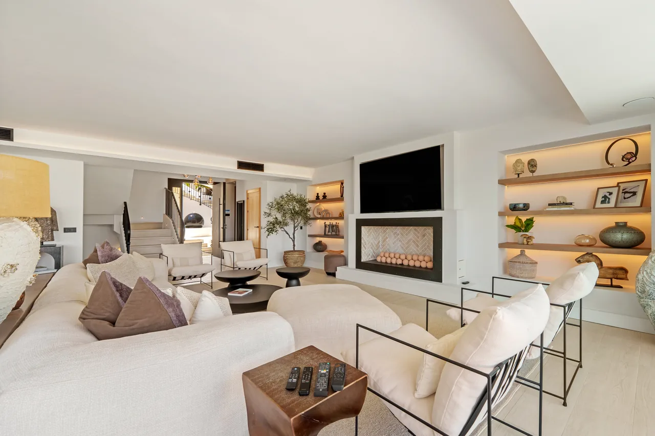 6-bedroom villa in Nueva Andalucia with private pool and private garden — image 8