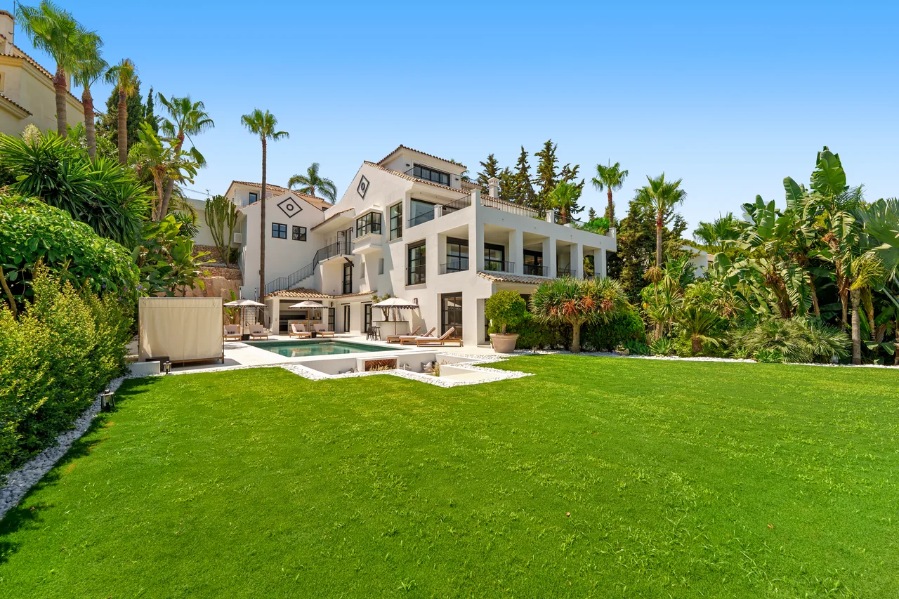 6-bedroom villa in Nueva Andalucia with private pool and private garden — image 9