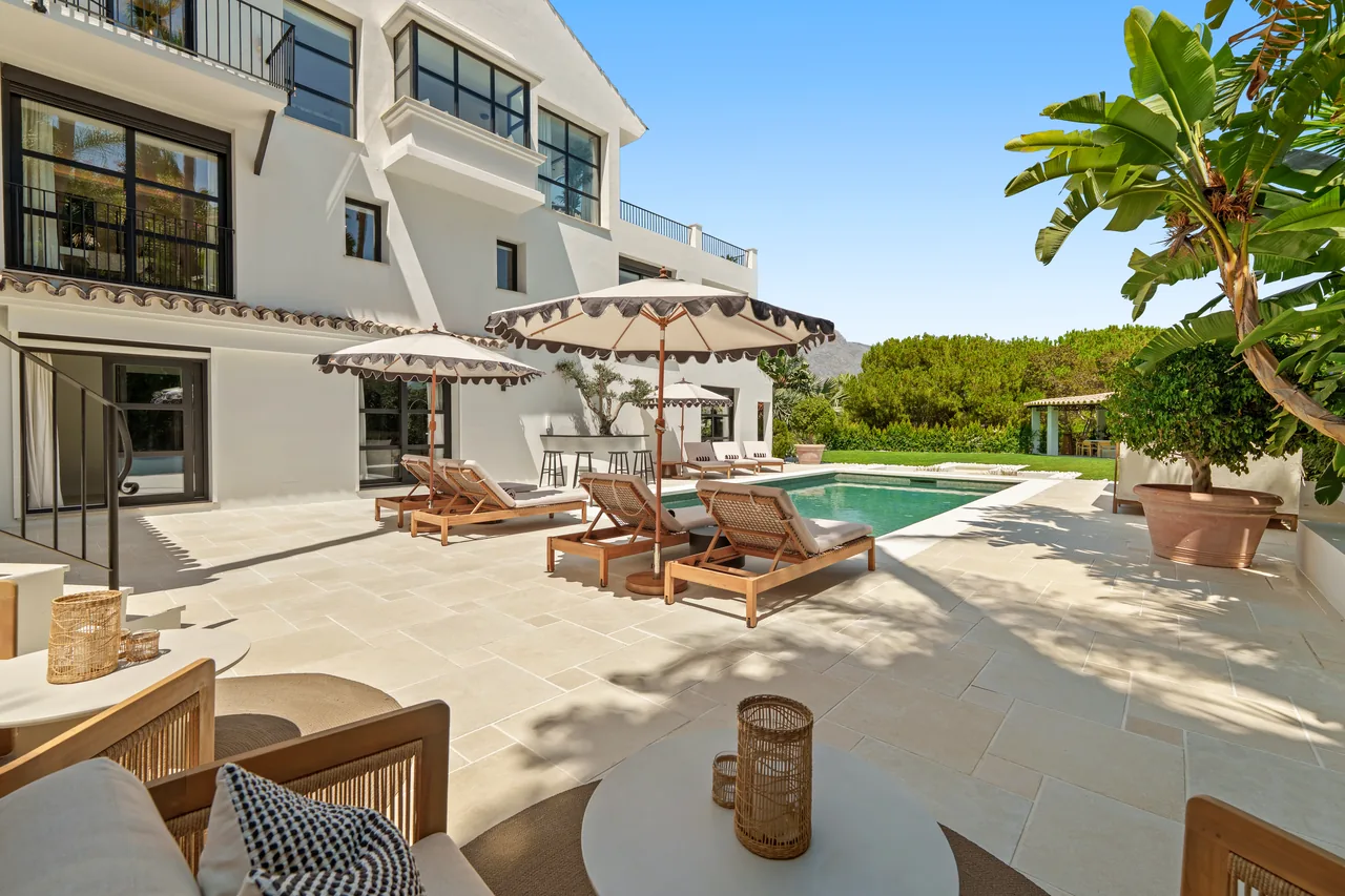 6-bedroom villa in Nueva Andalucia with private pool and private garden — image 10