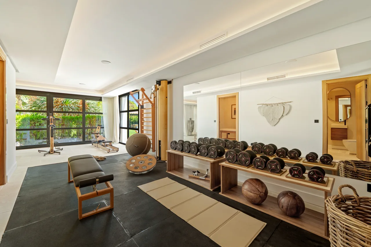 6-bedroom villa in Nueva Andalucia with private pool and private garden — image 12