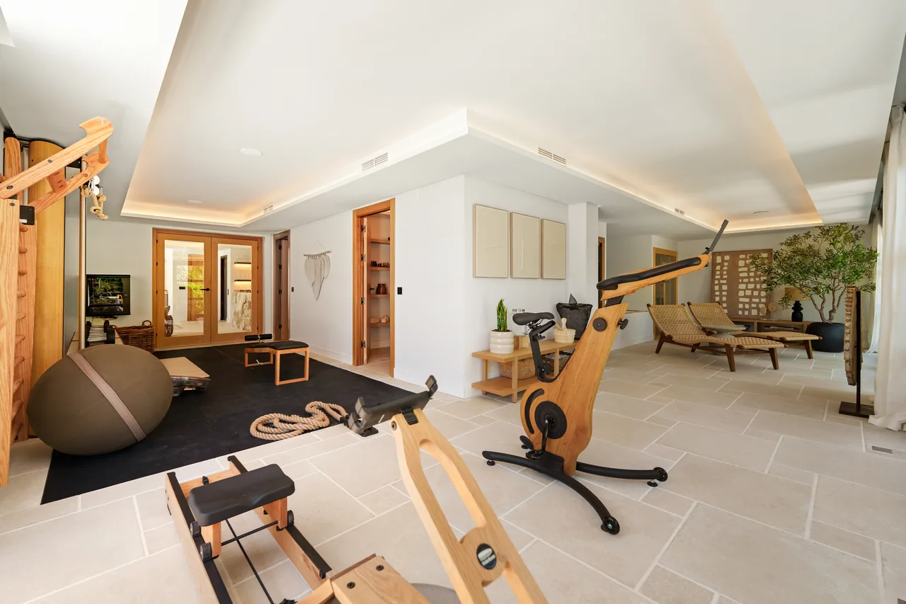 6-bedroom villa in Nueva Andalucia with private pool and private garden — image 14